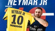 Un supporter du PSG posant fièrement avec le maillot de Neymar.