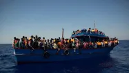 La Libye interdit sauf autorisation les navires étrangers, en particulier ceux des ONG, de patrouiller en eaux libyennes pour secourir des migrants.