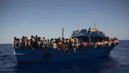 migrants, bateau, méditerranée, crédit : ANGELOS TZORTZINIS / AFP - 1280