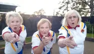 Avec le soutien des 600 membres du club, les trois dames donnent de leurs voix et reprennent à leur compte la chorégraphie du clip original.