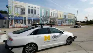 Cette voiture autonome roule à Mcity, une cité artificielle créée par l'université du Michigan.