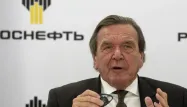 Chancelier social-démocrate de l'Allemagne de 1998 à 2005, Schröder est connu pour être un ami de longue date du président russe.