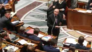 Le ministre de l'Intérieur, Gérard Collomb, devant l'Assemblée nationale pour défendre son projet de loi.