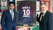 A quelques heures du coup d'envoi entre Montpellier et le PSG, Nasser Al-Khelaifi a offert un maillot de Neymar en hommage à Louis Nicollin.