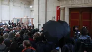 Une centaine de militants n'ont pas pu rentrer dans la salle d'audience, mardi.