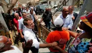 Emmanuel Macron veut qu'au "bénéficie de cette crise, on puisse désarmer" l'île de Saint-Martin.