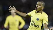 Kylian Mbappé a inscrit le deuxième but de son équipe, vendredi à Metz, une semaine après son transfert de Monaco pour Paris.
