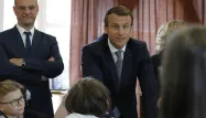 Accompagné du ministre de l'Education Jean-Michel Blanquer, Emmanuel Macron a assisté à une leçon d'écriture et de calcul.