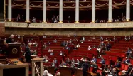 Pour cette première lecture, 365 députés ont voté pour, 172 contre et 24 se sont abstenus.