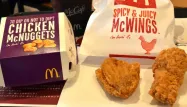 Aux Etats-Unis et au Canada, McDonald's n'achètera plus que les poulets qui ont été étourdis par mélanges gazeux avant leur abattage (photo d'illustration).