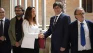 Le président de la Catalogne, Carles Puigdemont, serre la main de la présidente de la Commission indépendante pour la médiation, le dialogue et la conciliation, Maria Eugenia Gay.