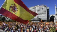 Plusieurs centaines d'Espagnols étaient rassemblés à Madrid et à Barcelone pour réclamer un "dialogue" entre les Catalans et le reste de l'Espagne.