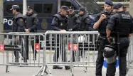 Des policiers nationaux en faction dans les rues de Barcelone, le 3 octobre.