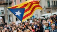 Partis pro et anti-indépendistes catalans sont crédités de 46% des suffrages.