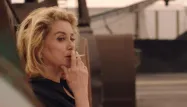 Comme dans son dernier film "Tout nous sépare", Catherine Deneuve apparaît souvent une cigarette  à la main.