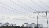 Des pylônes électriques devant la centrale nucléaire du Blayais, dans le sud-ouest de la France.
