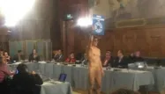 Un homme se déshabille en plein Conseil d'arrondissement de Paris, 1280x640