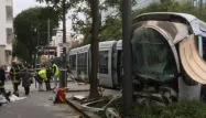 Le choc a fait terminer la course du tramway contre un poteau, en dehors des rails.
