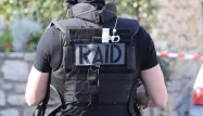 Le Raid participerait à ces opérations antiterroristes, en compagnie des services de police locaux ou spécialisés dans l'antiterrorisme.