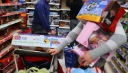 A Noël, il faut faire attention aux piles bouton présents dans les jouets que l'on achète aux enfants.