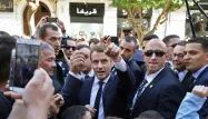 À Alger, Emmanuel Macron apostrophé par la jeunesse sur la colonisation
