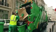 Plusieurs centaines d'éboueurs, égoutiers, fossoyeurs, agents techniques et encadrants des directions de la propreté et des espaces verts, avaient lancé lundi un mouvement de grève reconductible.