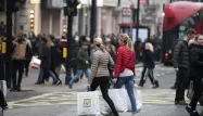 Oxford Street, est une rue très commerçante et particulièrement polluée de Londres.
