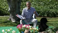 Barack Obama dans les jardins de la Maison blanche avec un de ses chiens