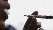 En France, 700.000 personnes fument des joints tous les jours.