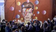 De New York à Londres, des fleurs et des larmes pour David Bowie