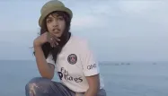 La chanteuse M.I.A. avec un maillot du PSG, 1280x640