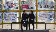 Iran, abri bus avec affiches electorales