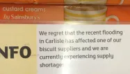 Dans les rayons, le supermarché informe de la pénurie de gâteaux.