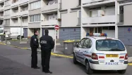 Des agents de police sont postés, le 17 février 2006 à Bagneux, devant l'immeuble de la cité où Ilan Halimi a été torturé à mort.