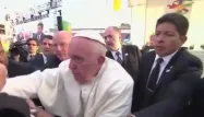 Le pape chute sur un fauteuil roulant.