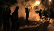Les manifestants, essentiellement des jeunes de 16 à 30 ans, protestent contre les arrestations qui ont eu lieu samedi, en marge du match Reims-Bastia.