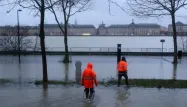 Bordeaux les pieds dans l'eau. Image d'illustration.