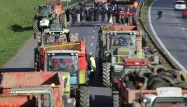 Les agriculteurs sont mobilisés depuis quatre semaines. Ici à l'entrée de Caen, lundi.