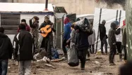 Faire entrer les migrants dans le circuit légal, clef de la solution à Calais