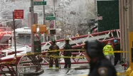 Une grue s'est effondrée en plein centre de New York vendredi après-midi.