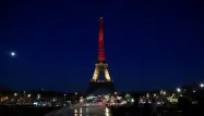 La Tour Eiffel a été éclairée mardi soir aux couleurs de la Belgique.