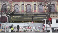 Des hommages aux victimes du 13 novembre, devant la salle de spectacle du Bataclan, à Paris.