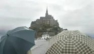 mont saint michel pluie parapluie 1280