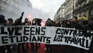 Des lycéens et étudiants manifestent contre la loi Travail à Paris mercredi.