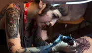 Une tatoueuse lors du Mondial du tatouage de 2015, à Paris.