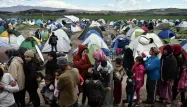 Des milliers de migrants attendent en Grèce de passer en Macédoine.