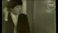 Dans ce petit film, on peut voir les membres des Beatles fait les pitres dans les loges.