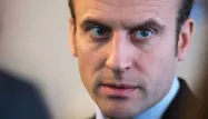 Emmanuel Macron a été interpellé par des syndicalistes lors d'une visite d'usine.