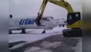 VIDEO - Licencié par l'aéroport, il détruit un avion à la pelleteuse