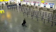 Un homme a été interpellé à l'aéroport londonien de Gatwick. Quatre autres personnes ont été arrêtées à Birmingham.